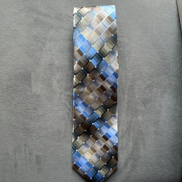 VanHeusen Geometric Tie! - Picture 1 of 6